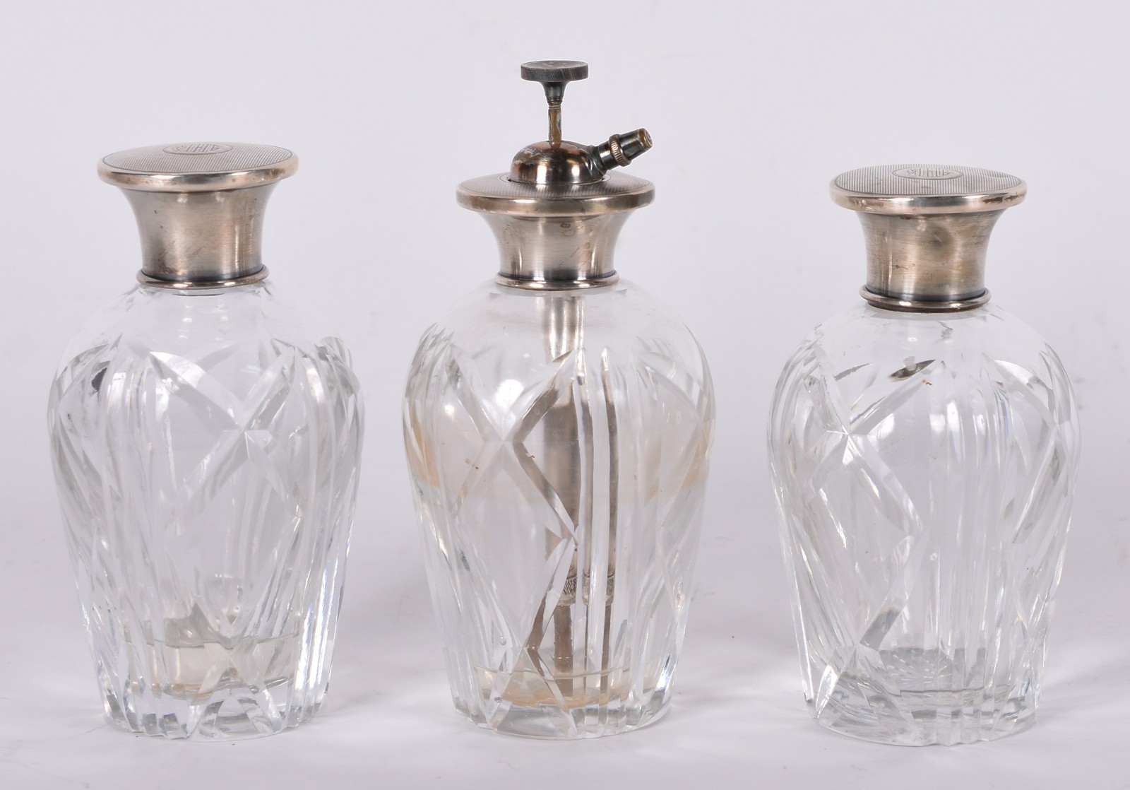Conjunto de tres perfumeiros de cristal com tampas de prata... - foto 1 de 6