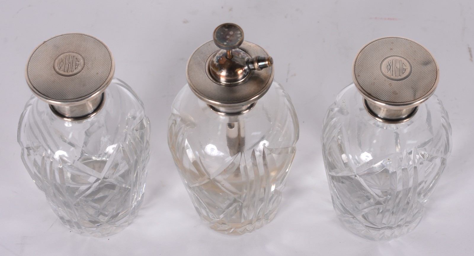 Conjunto de tres perfumeiros de cristal com tampas de prata... - foto 2 de 6