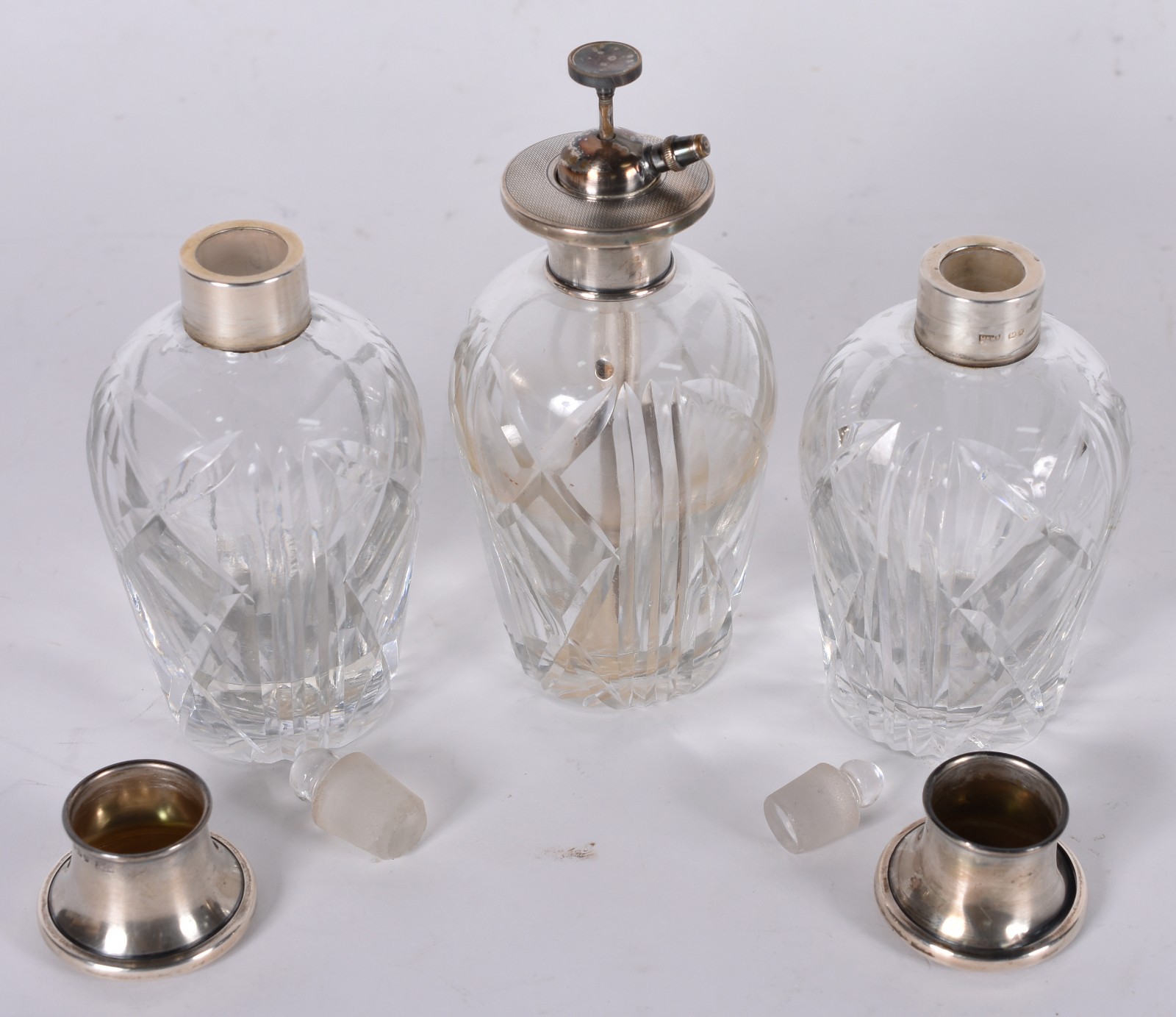 Conjunto de tres perfumeiros de cristal com tampas de prata... - foto 3 de 6