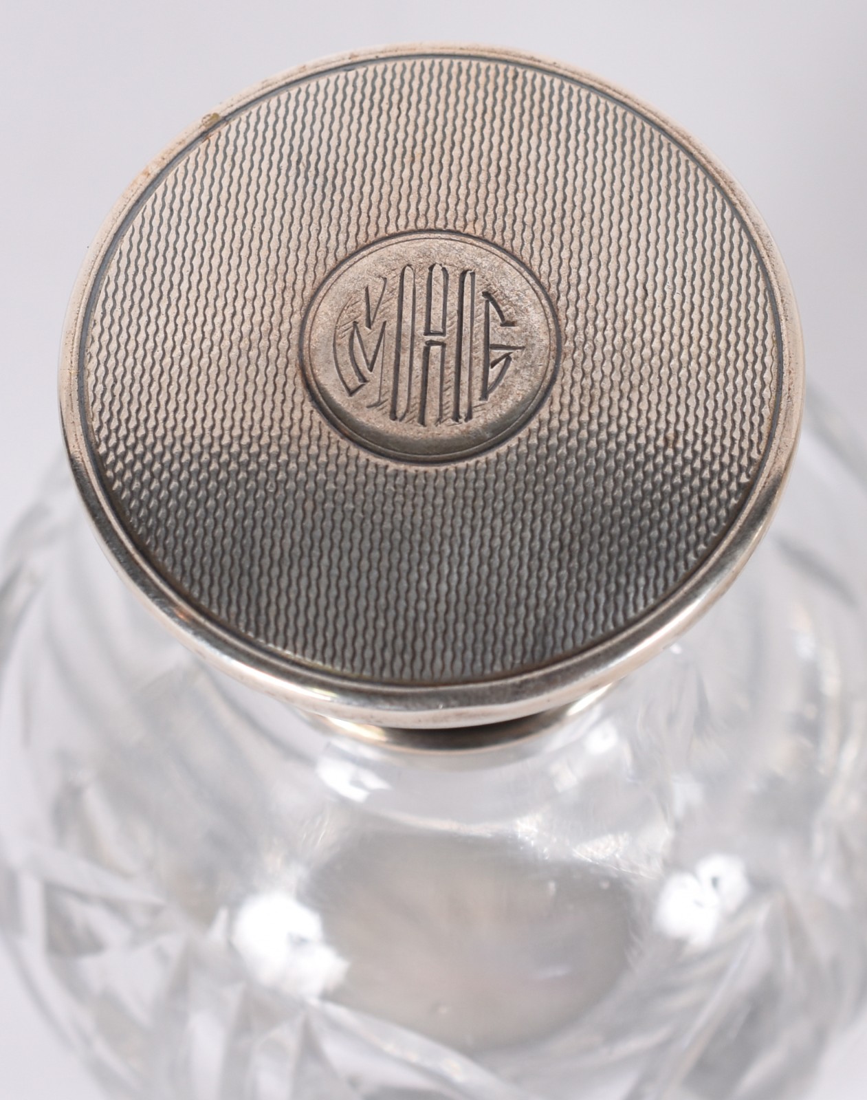 Conjunto de tres perfumeiros de cristal com tampas de prata... - foto 4 de 6