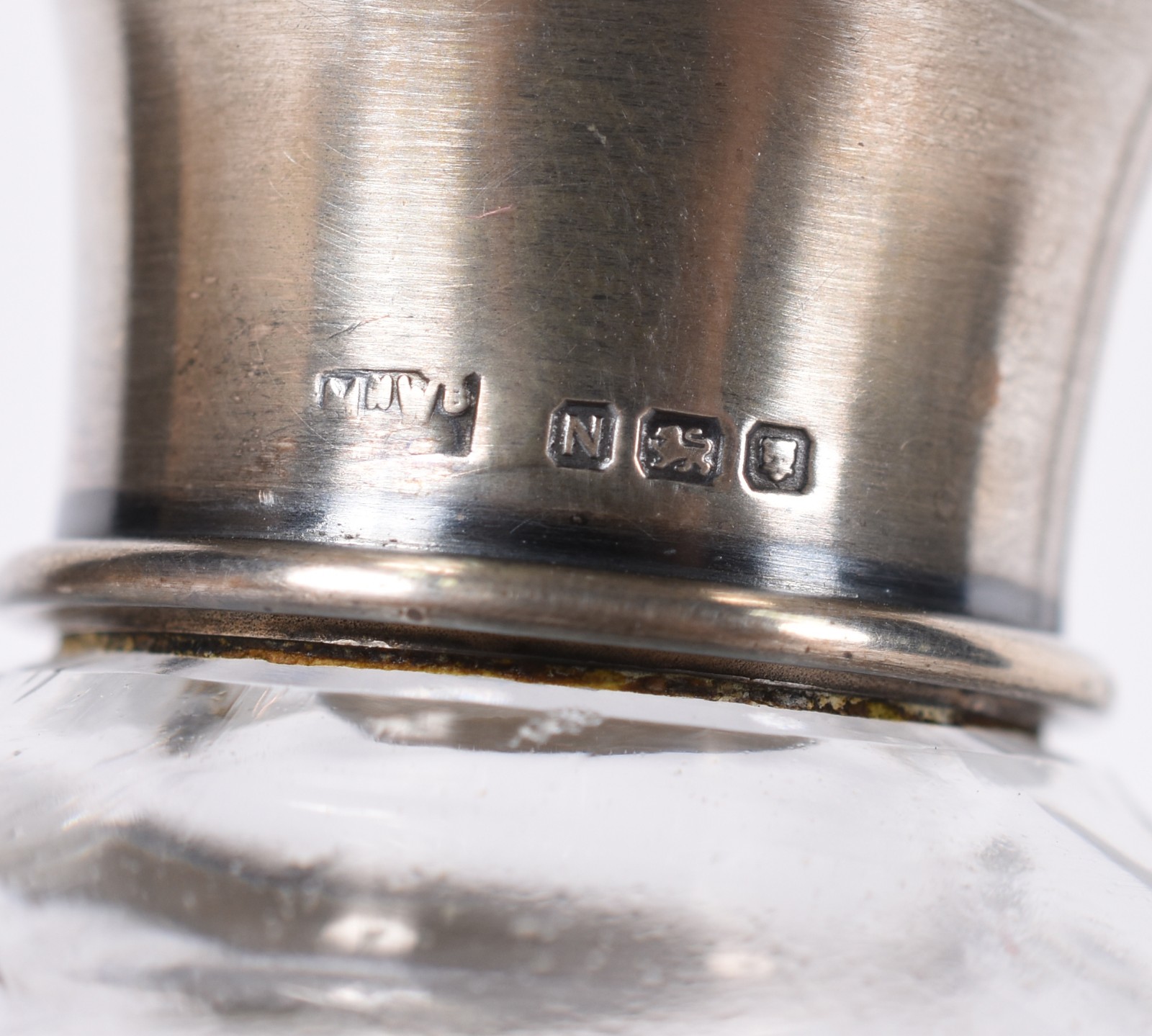 Conjunto de tres perfumeiros de cristal com tampas de prata... - foto 5 de 6