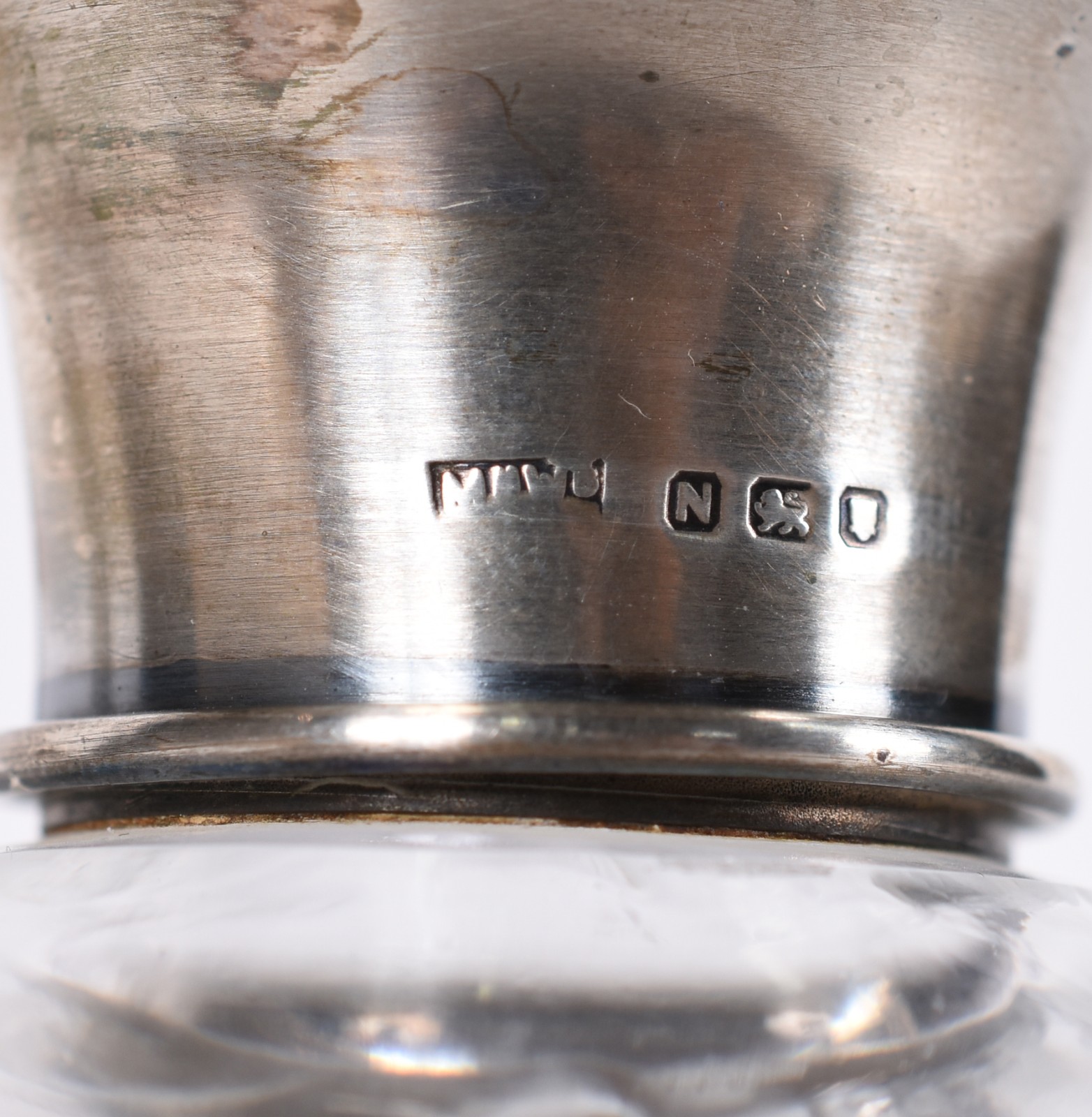 Conjunto de tres perfumeiros de cristal com tampas de prata... - foto 6 de 6