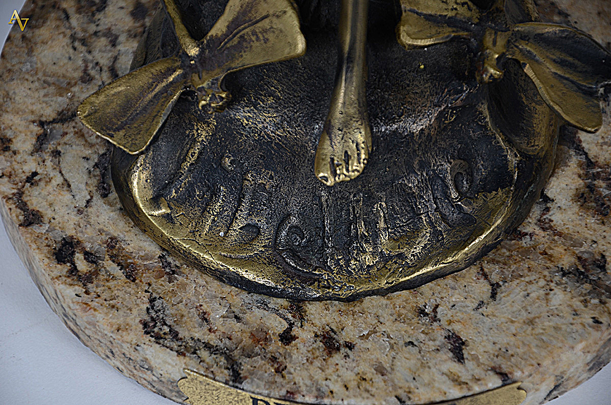 Estatueta de bronze representando mulher com libélulas. Altura 49 cm - foto 4 de 5
