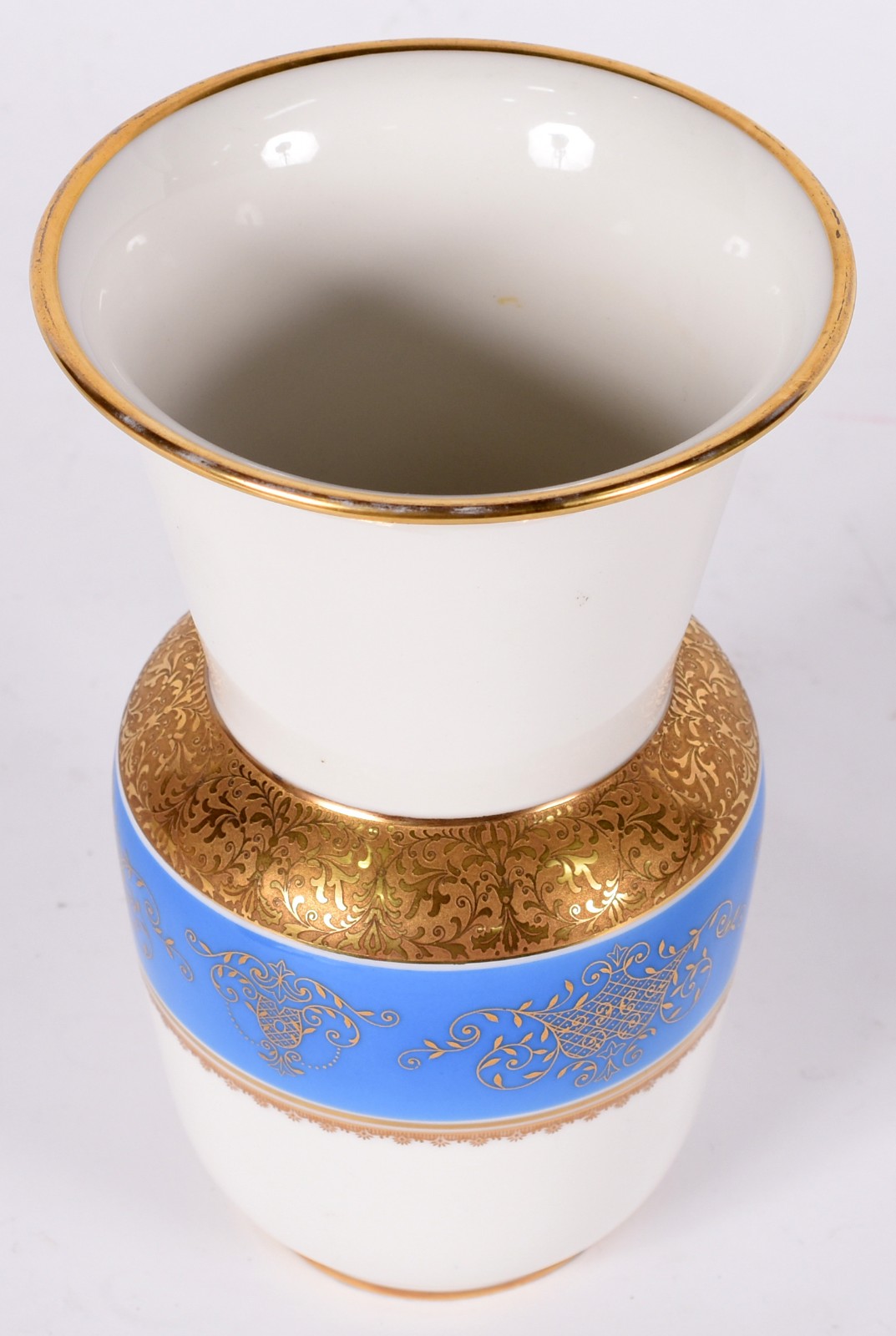 Vaso de porcelana alemã Selb na cor bege com grega azul e realces... - foto 2 de 4