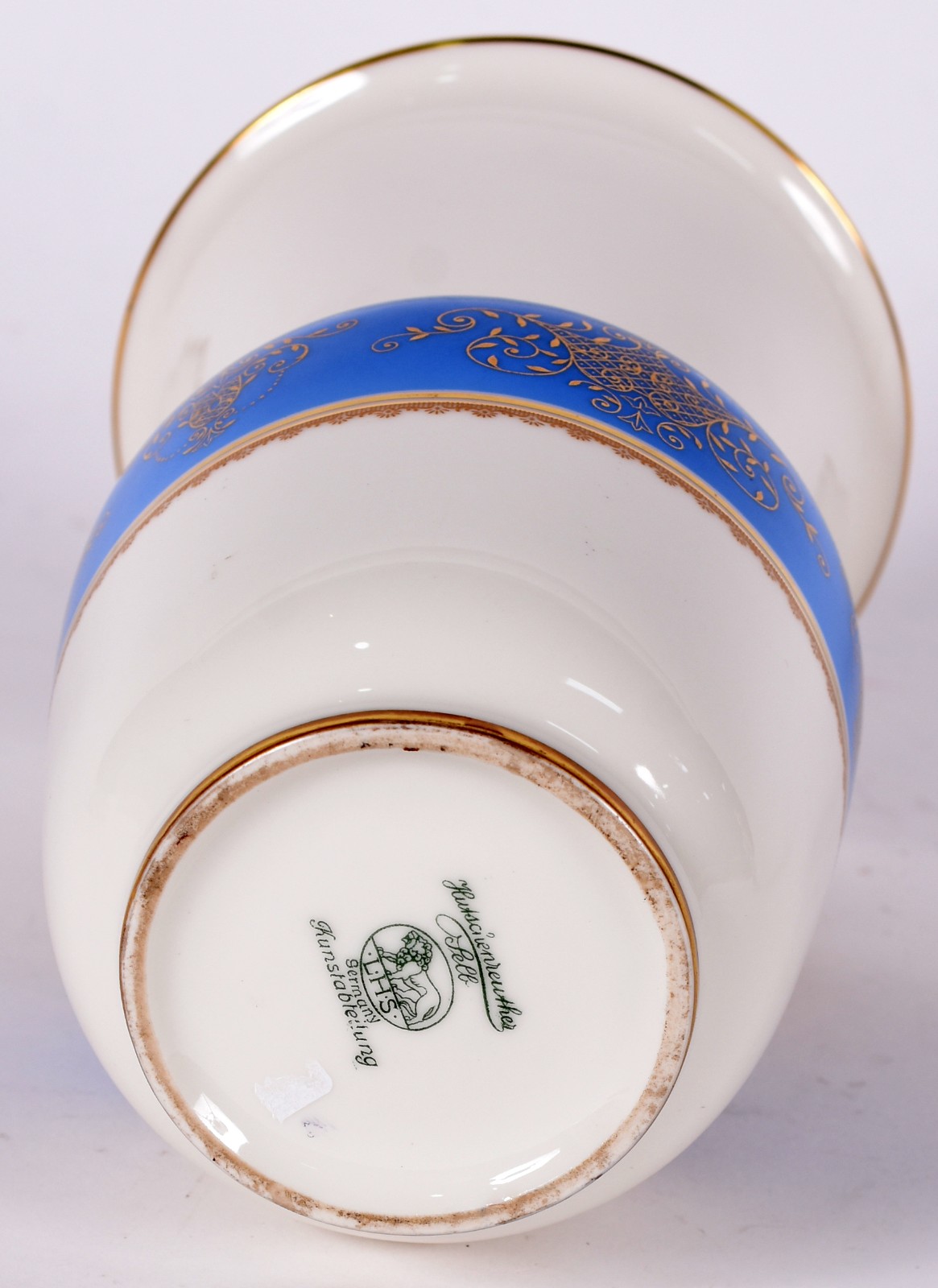 Vaso de porcelana alemã Selb na cor bege com grega azul e realces... - foto 3 de 4