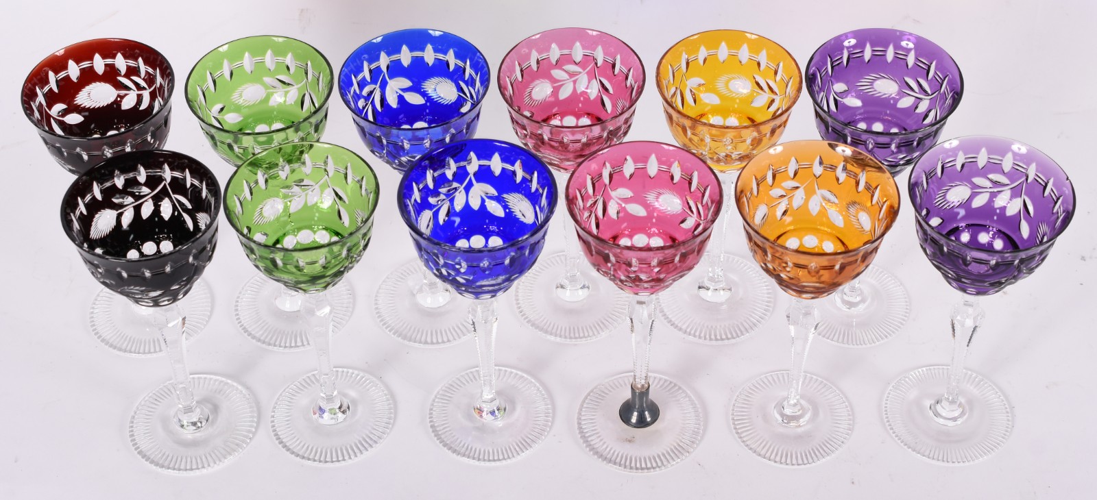 Conjunto com 12 cálices de cristal da Bohemia lapidado doublé em... - foto 2 de 5