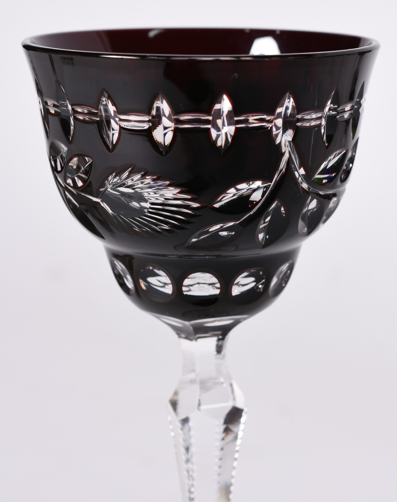 Conjunto com 12 cálices de cristal da Bohemia lapidado doublé em... - foto 5 de 5