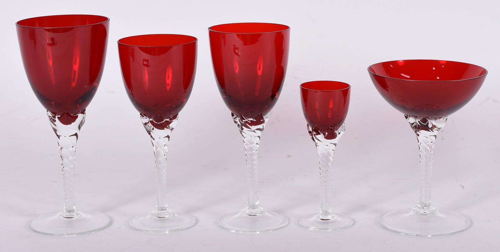 Serviço de copos vermelhos composto de 11 para água, 7 para vinho... - foto 1 de 5