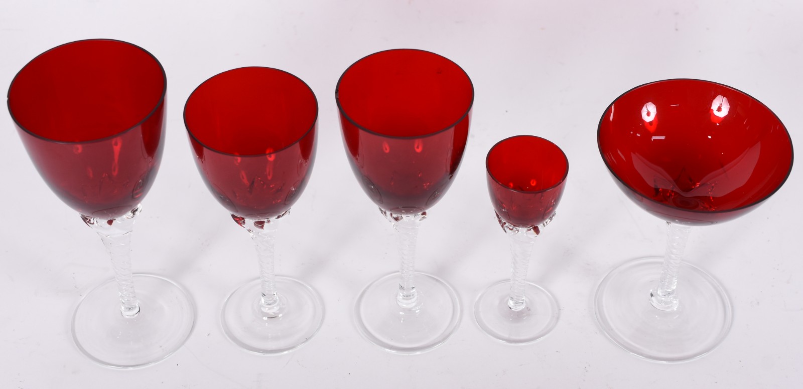 Serviço de copos vermelhos composto de 11 para água, 7 para vinho... - foto 2 de 5