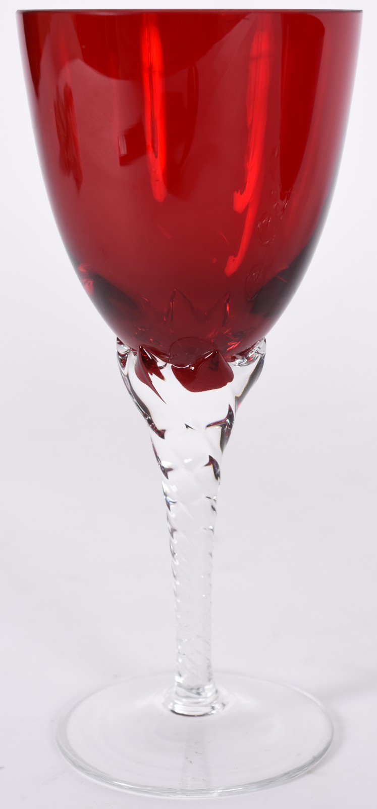 Serviço de copos vermelhos composto de 11 para água, 7 para vinho... - foto 3 de 5