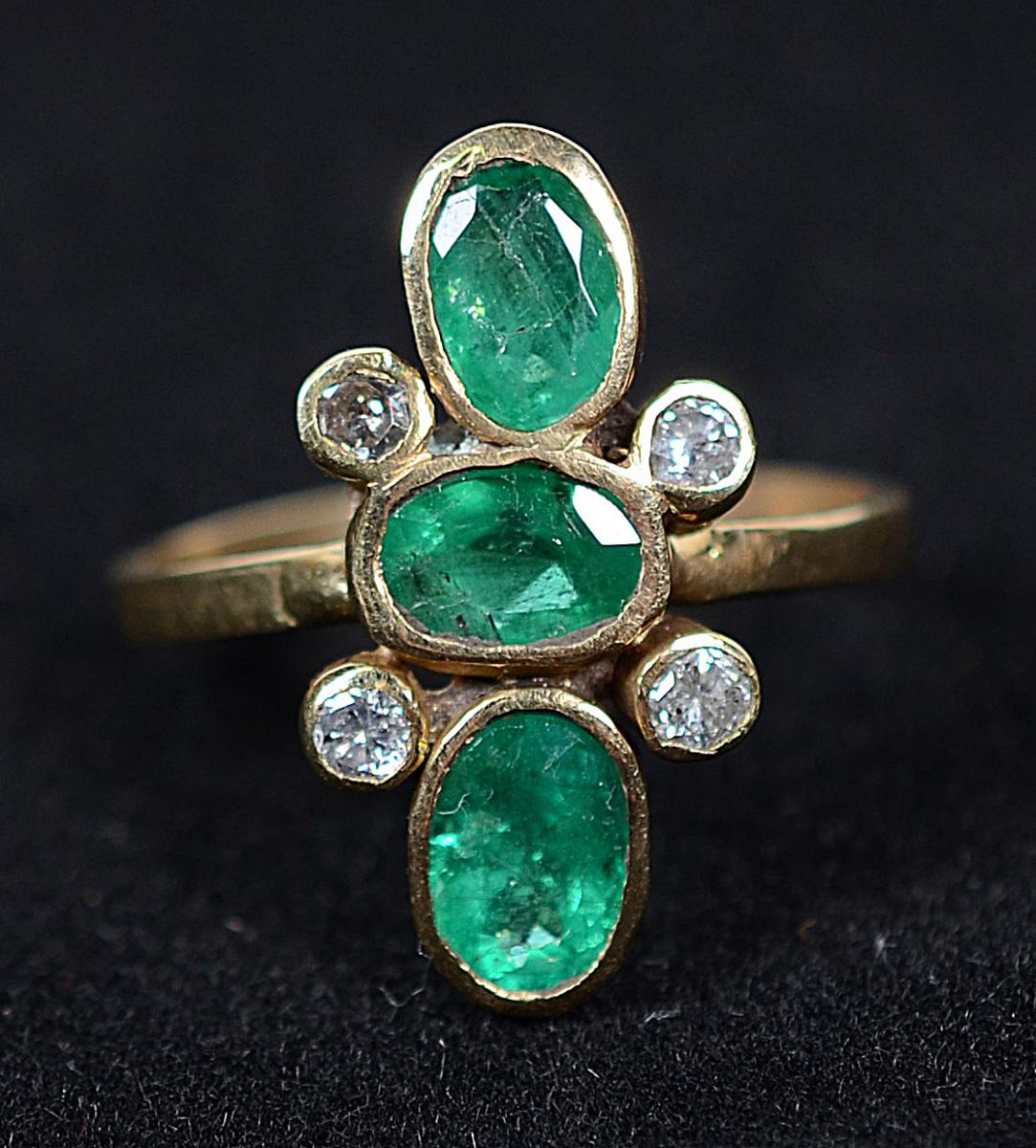 Anel de ouro 18 k com três esmeraldas e quatro brilhantes - 2,9 g... - foto 2 de 2