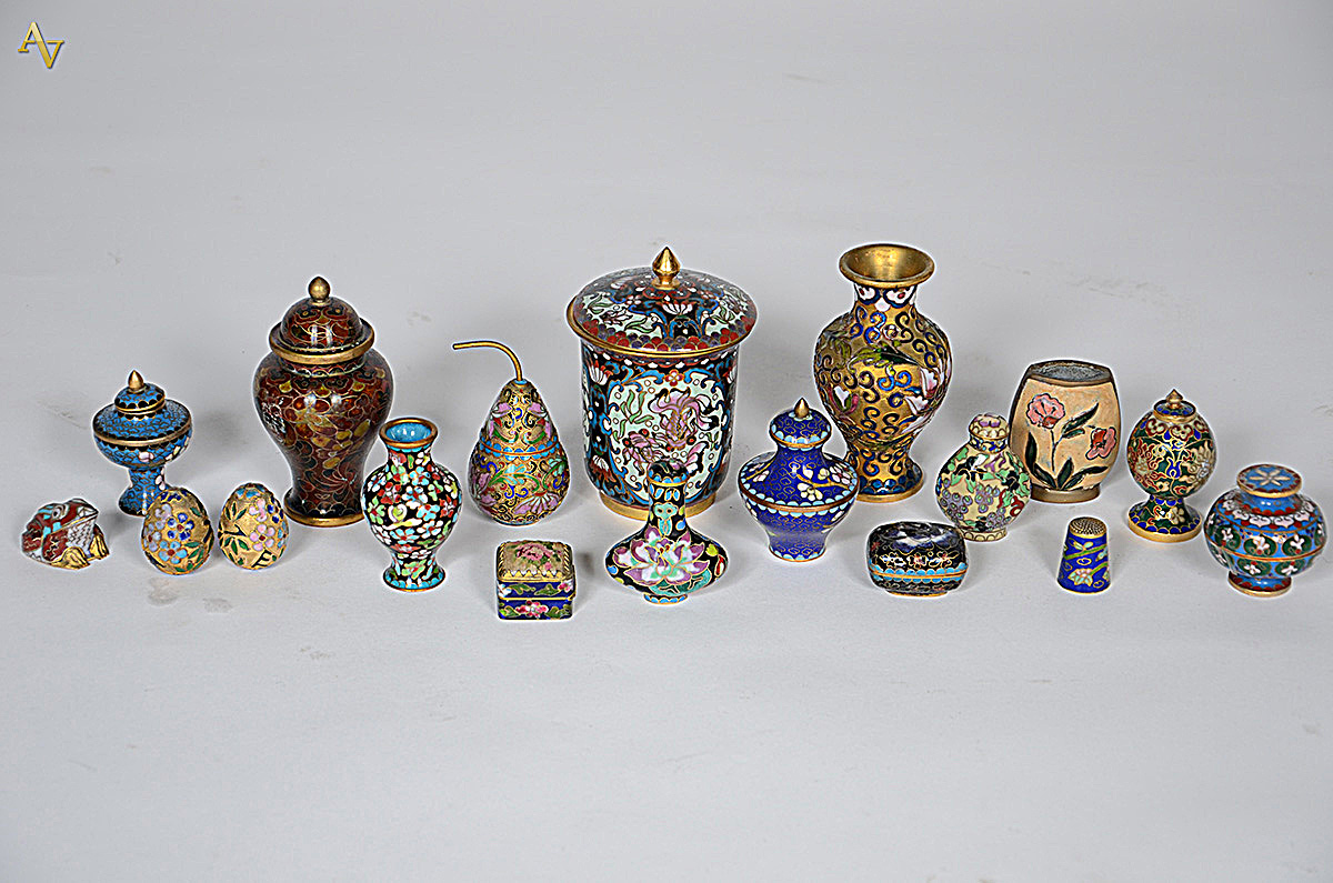 Lote com 18 pequenas peças de cloisonné.
