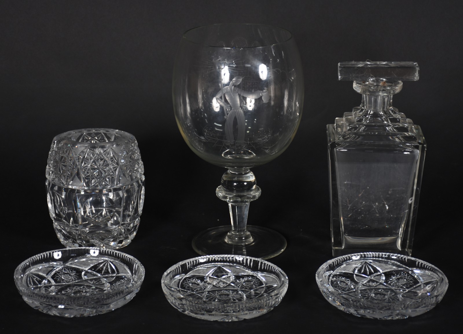Diversas peças de cristal sendo 3 pratos de sobremesa, vaso lapidado... - foto 1 de 5