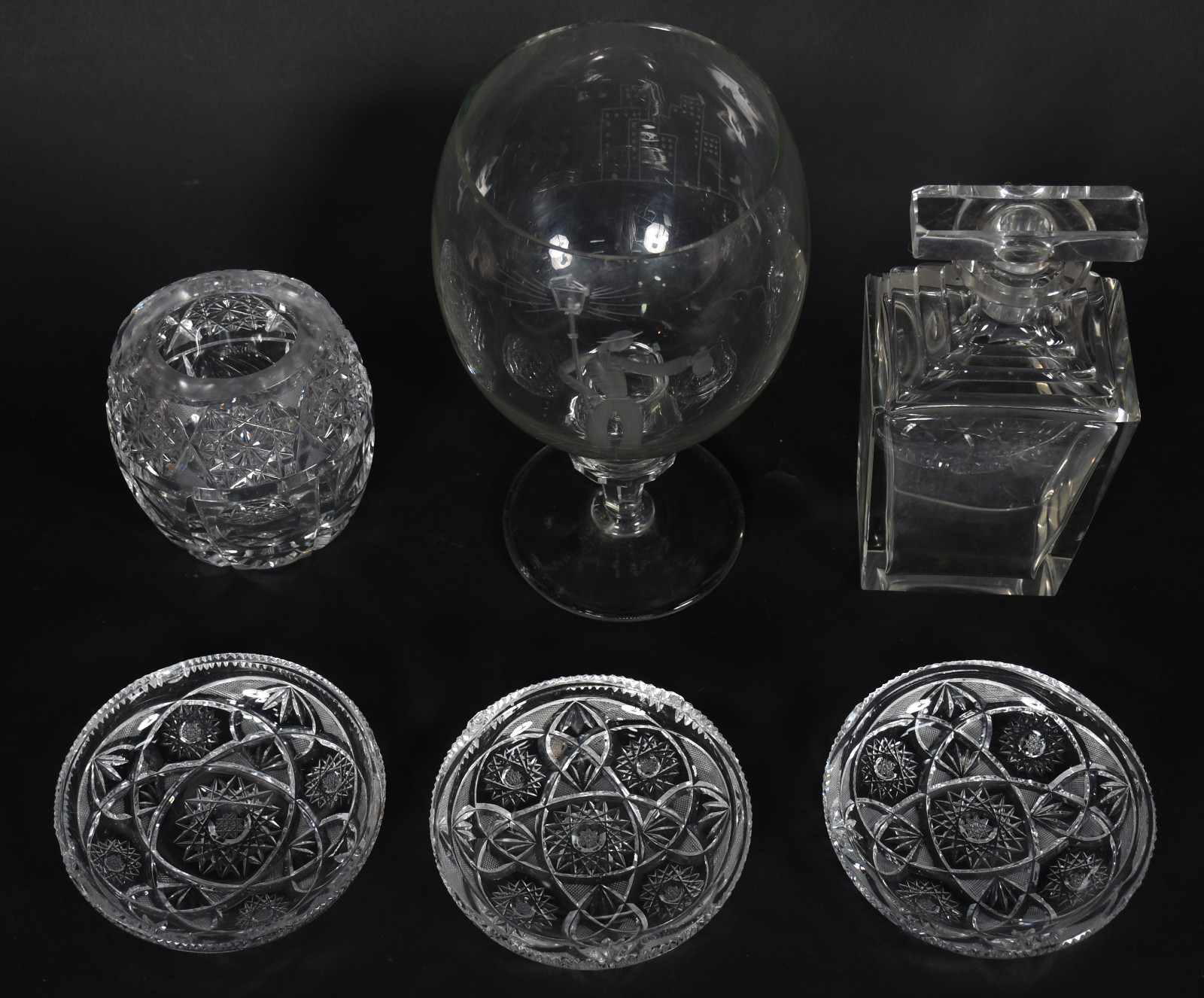 Diversas peças de cristal sendo 3 pratos de sobremesa, vaso lapidado... - foto 2 de 5