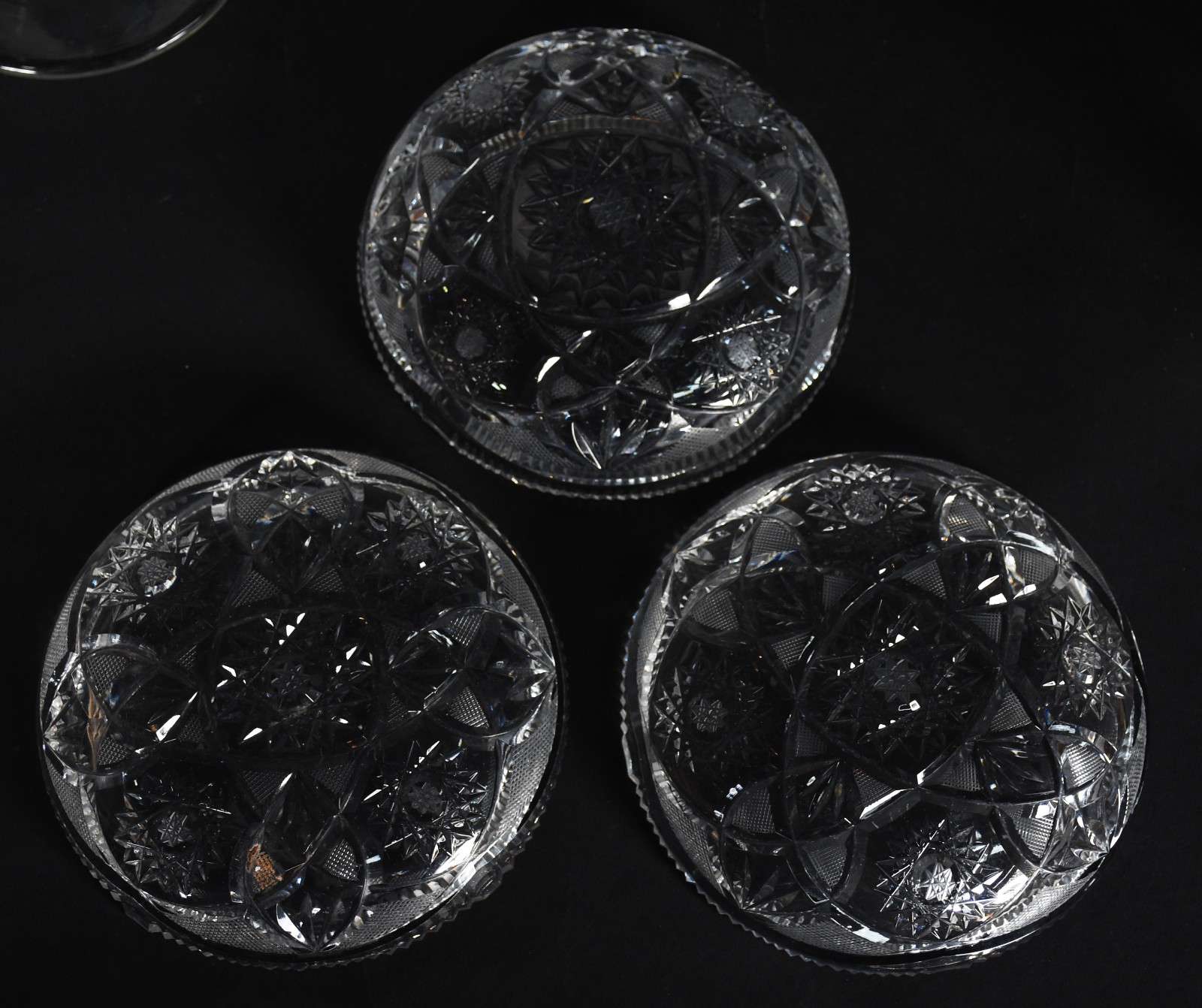 Diversas peças de cristal sendo 3 pratos de sobremesa, vaso lapidado... - foto 3 de 5
