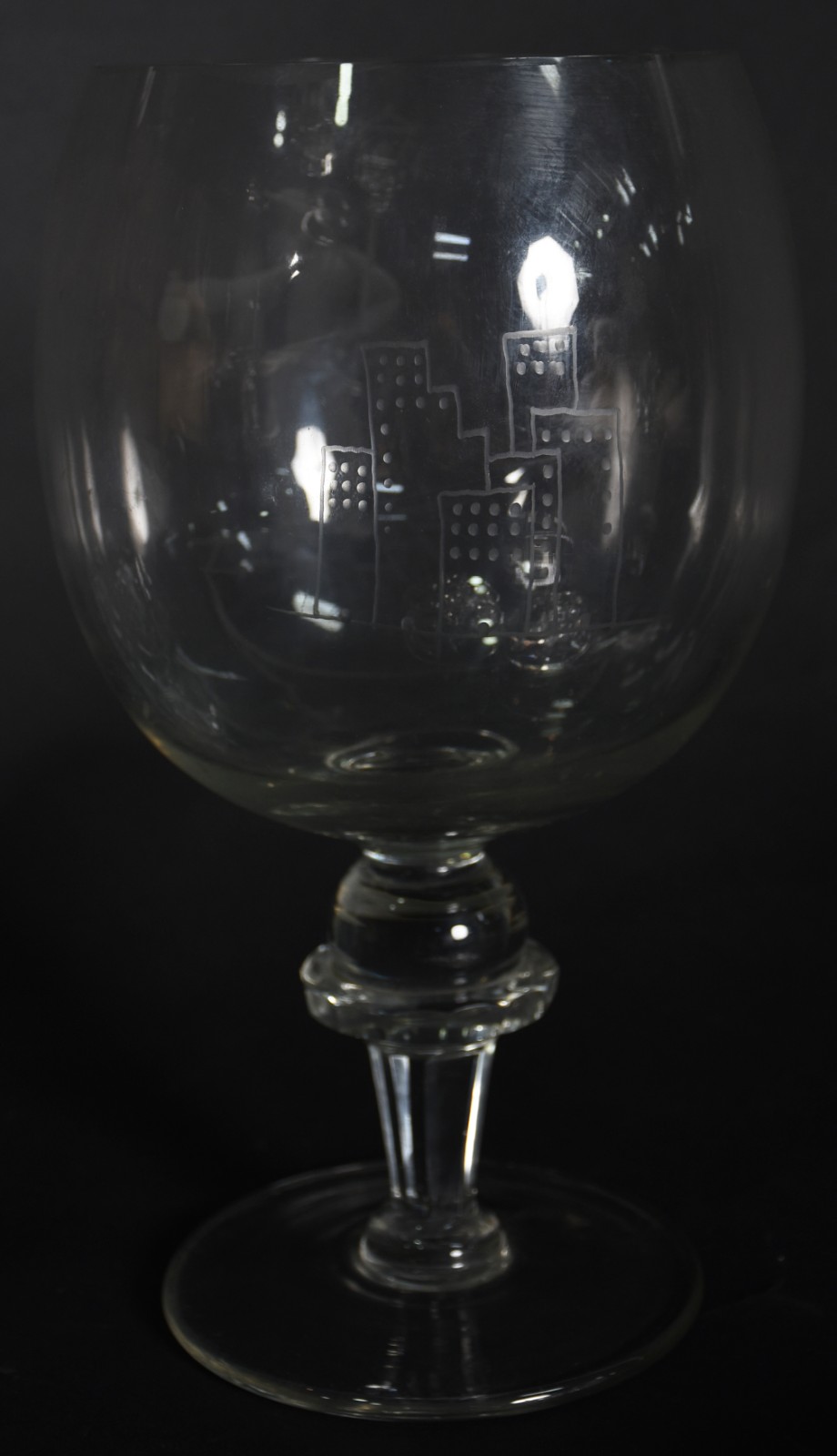 Diversas peças de cristal sendo 3 pratos de sobremesa, vaso lapidado... - foto 4 de 5