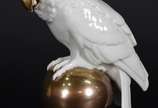 Estatueta de porcelana  alemã Selb Bavaria em b... - Estatueta de porcelana  alemã Selb Bavaria em branco e dourado  representando papagaio. Hutschenreuther é o nome da família que estabeleceu a pr...