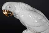 Estatueta de porcelana  alemã Selb Bavaria em b... - Estatueta de porcelana  alemã Selb Bavaria em branco e dourado  representando papagaio. Hutschenreuther é o nome da família que estabeleceu a pr...