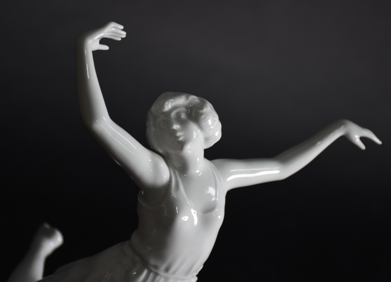 Estatueta Art Deco de porcelana branca alemã Rosenthal representando... - foto 4 de 7