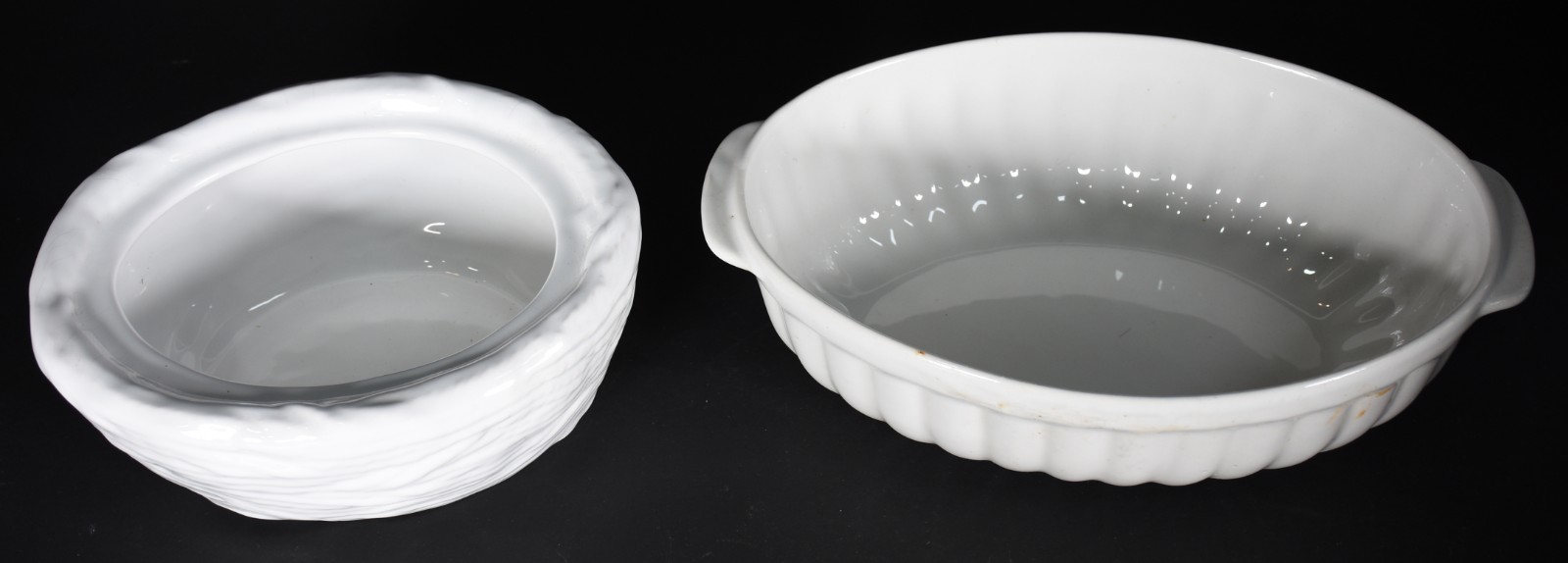 Cinco peças diversas de cerâmica branca, sendo vaso em gomos; vaso... - foto 4 de 6