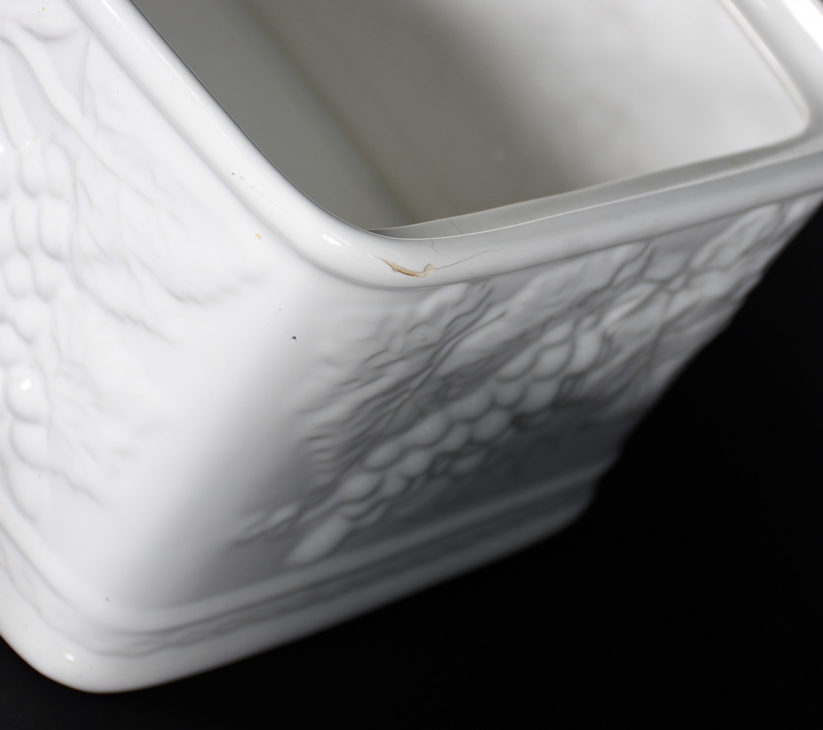 Seis peças diversas de cerâmica e vidro branco, sendo caixa... - foto 4 de 8