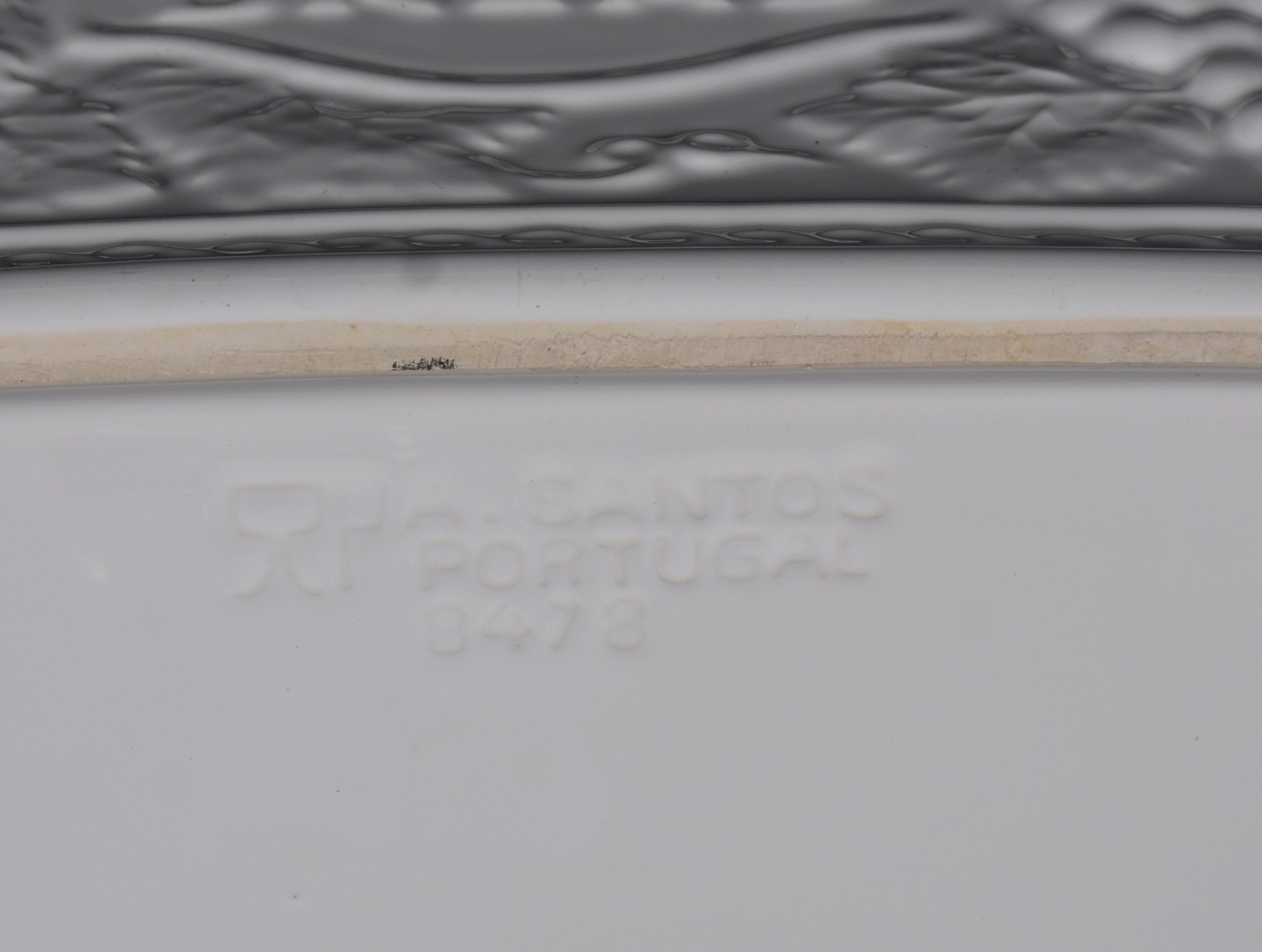 Seis peças diversas de cerâmica e vidro branco, sendo caixa... - foto 5 de 8