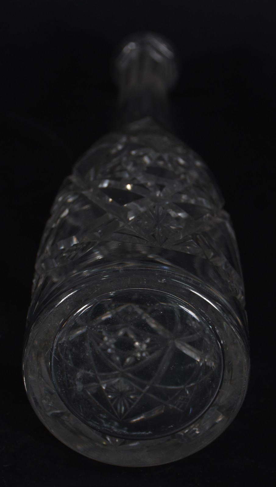 Garrafa de cristal tcheco lapidado (com mofo e tampa lascada). - foto 4 de 5