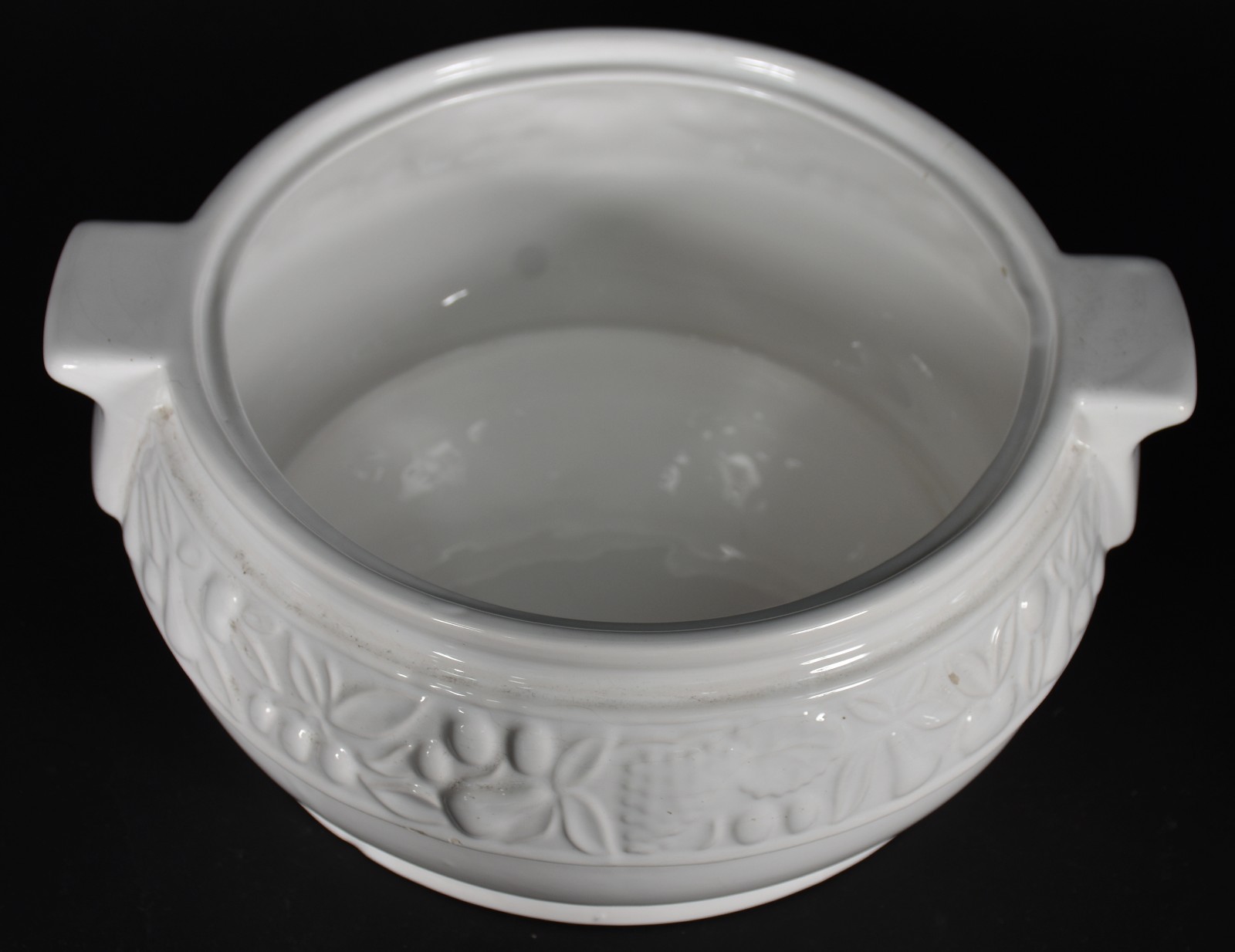 Cinco peças diversas de cerâmica branca, sendo vaso alto; pinha... - foto 3 de 6