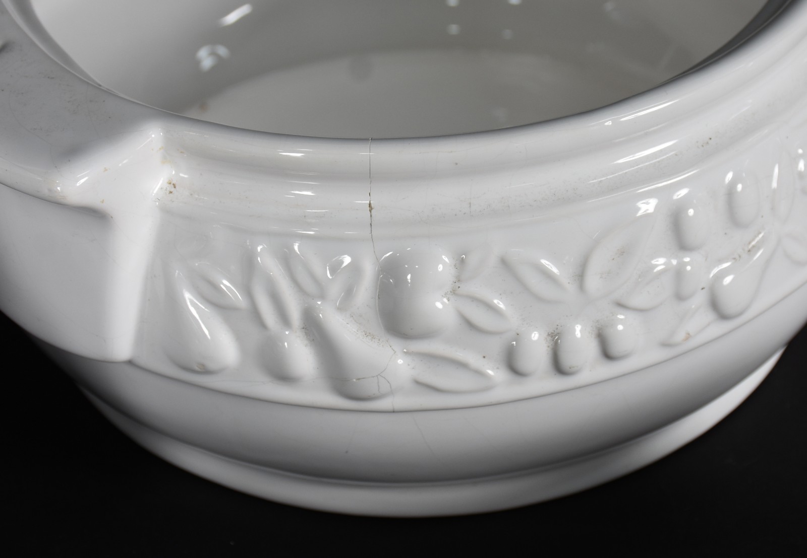 Cinco peças diversas de cerâmica branca, sendo vaso alto; pinha... - foto 4 de 6