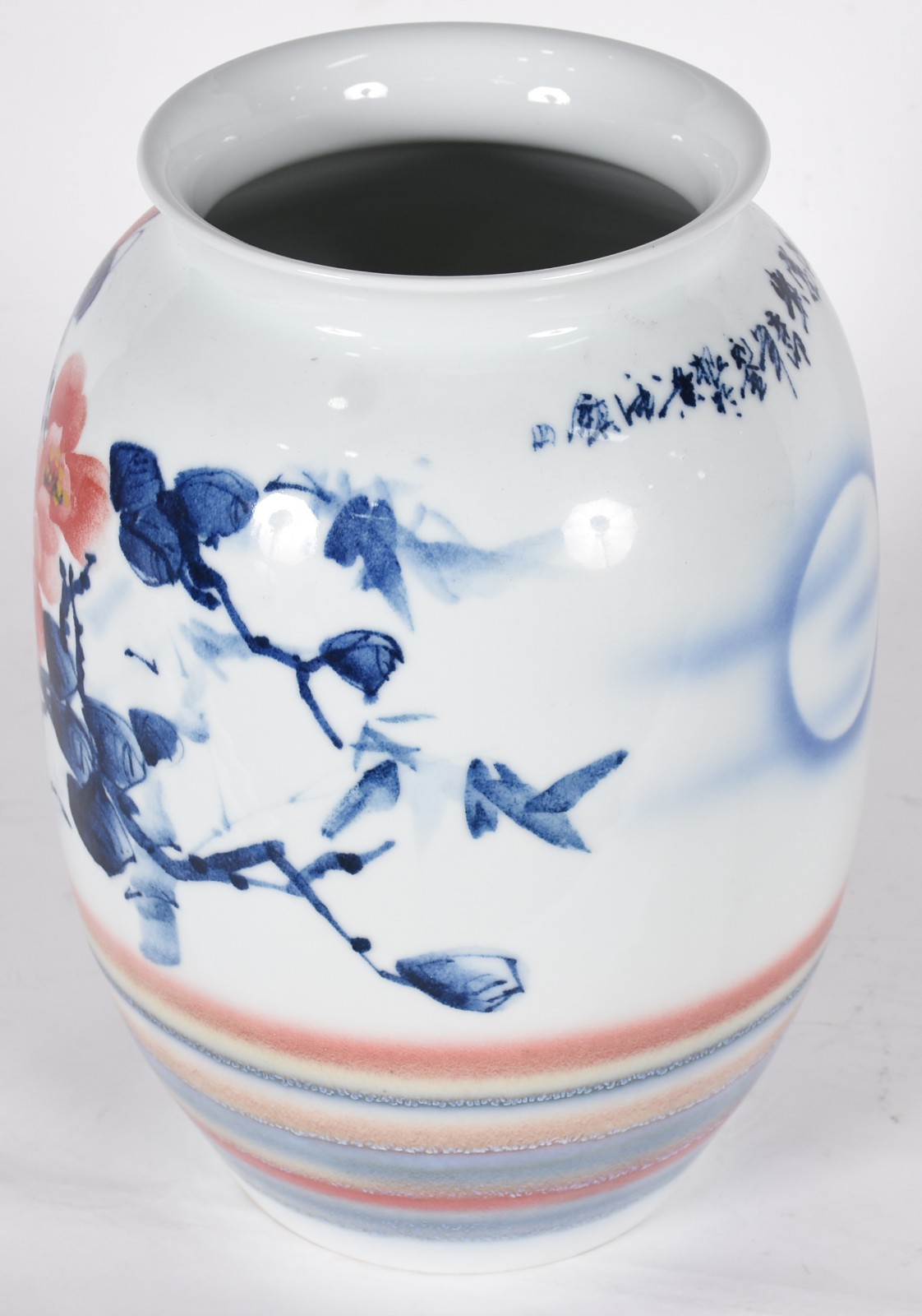 Vaso de porcelana com pássaros, flores e inscrições orientais em... - foto 2 de 4