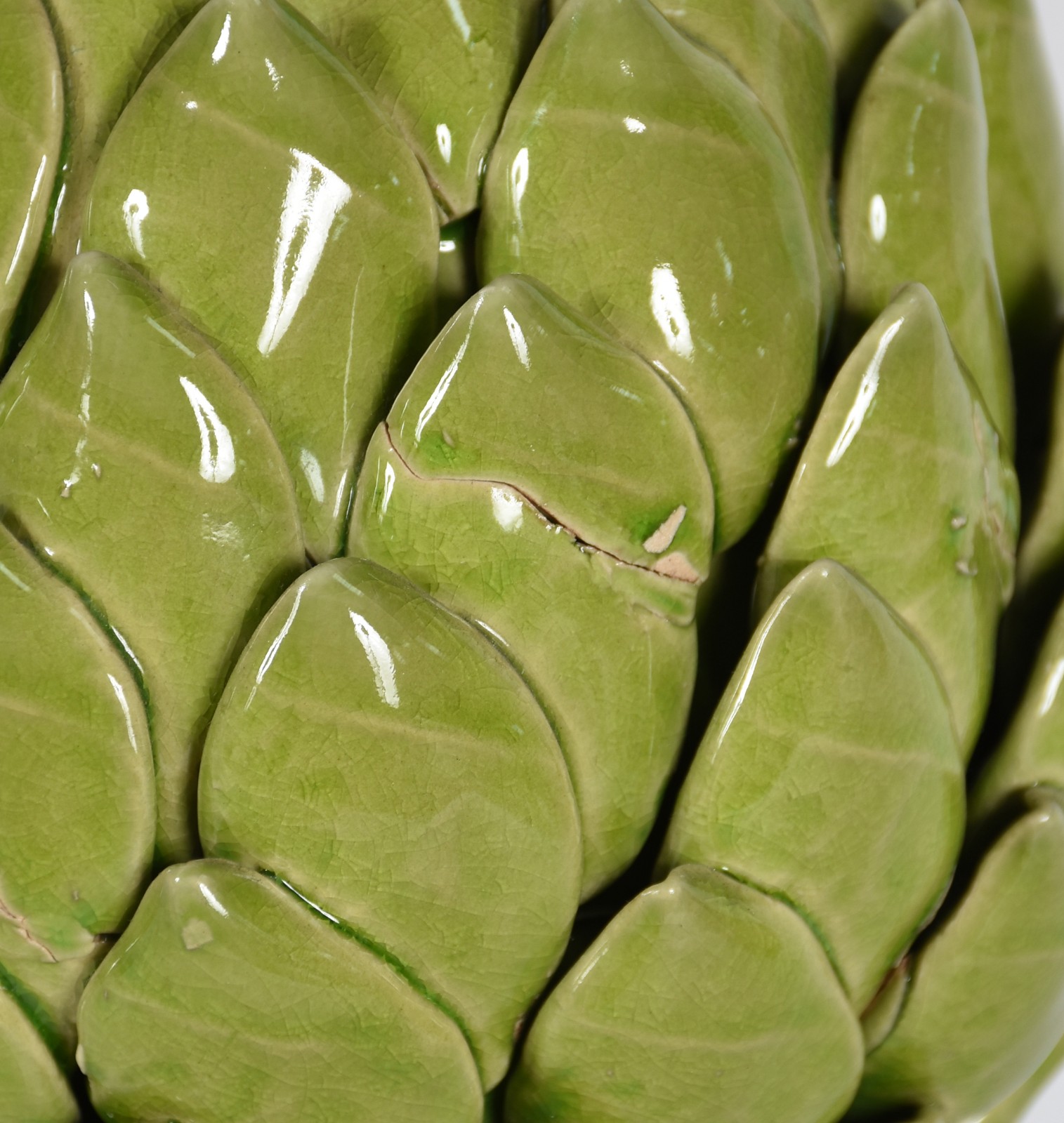 Três peças decorativas de cerâmica sendo 2 pinhas uma na cor verde e... - foto 3 de 5