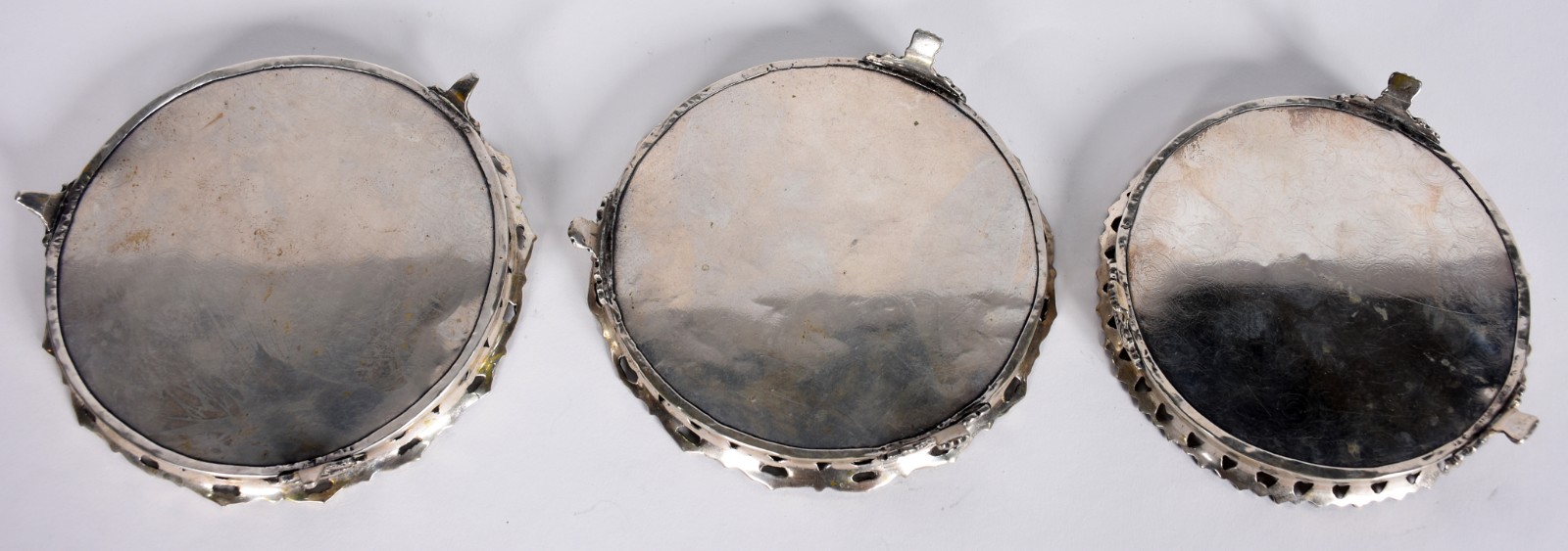 Conjunto de 3 pequenas salvas de prata baixa, apenas uma contrastada... - foto 4 de 4