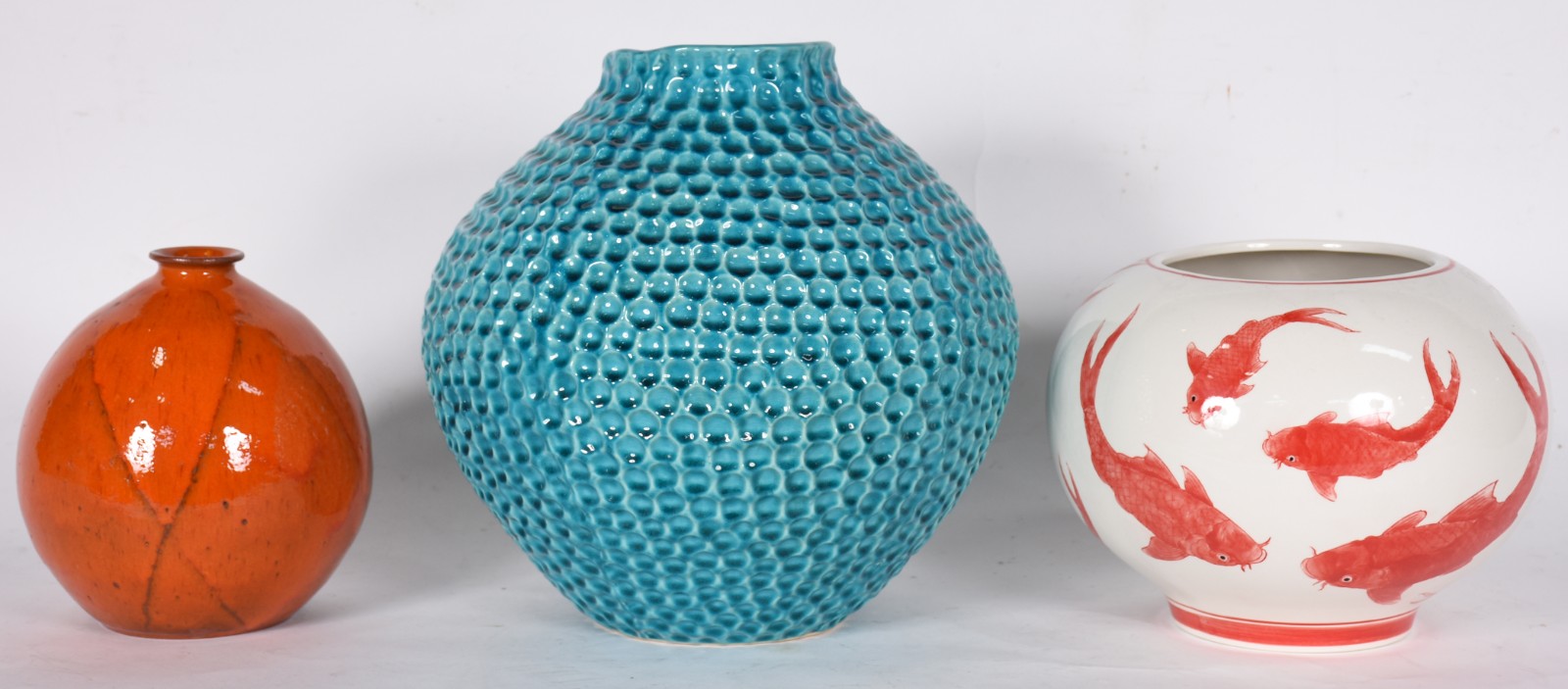 Três vasos diversos de cerâmica decorativa, sendo o menor na cor... - foto 1 de 5
