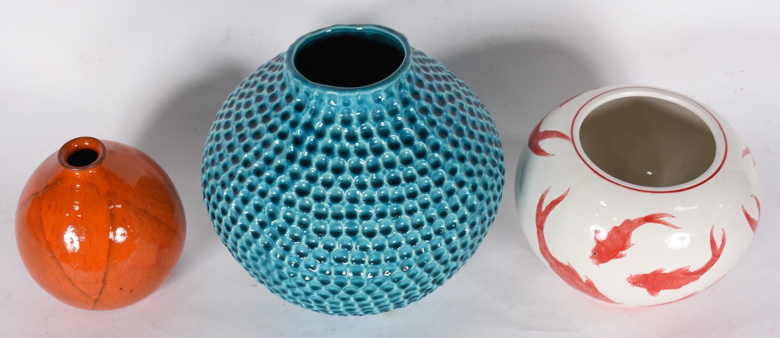 Três vasos diversos de cerâmica decorativa, sendo o menor na cor... - foto 2 de 5