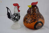 Galo e galinha de murano policromado, alturas 2... - Galo e galinha de murano policromado, alturas 22 e 20 cm.