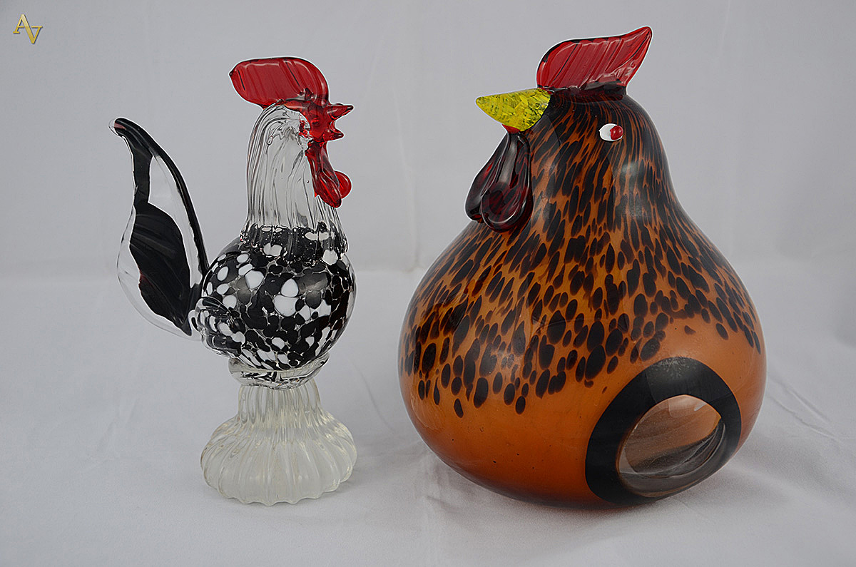 Galo e galinha de murano policromado, alturas 22 e 20 cm.
