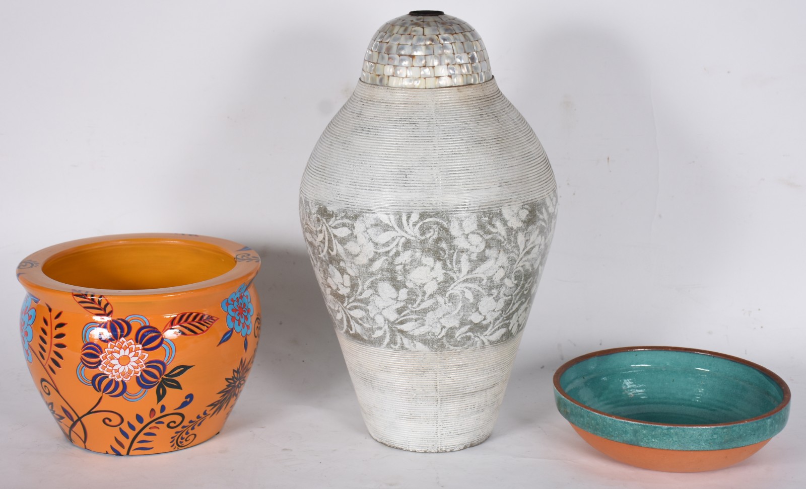 Três peças decorativas de cerâmica sendo vaso com borda de... - foto 1 de 7