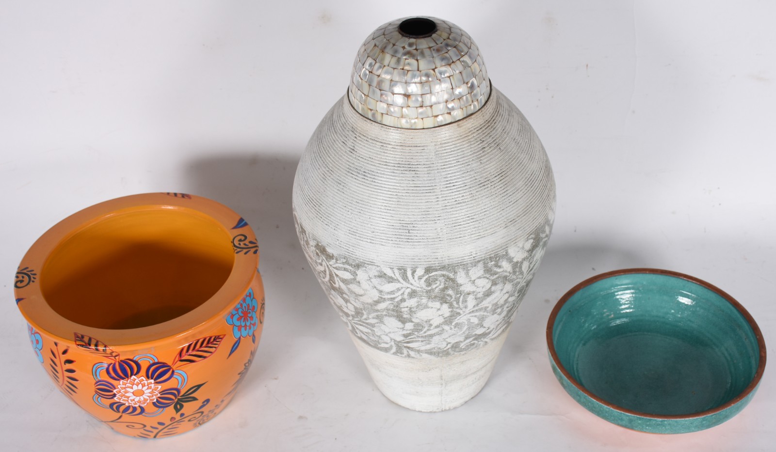 Três peças decorativas de cerâmica sendo vaso com borda de... - foto 2 de 7