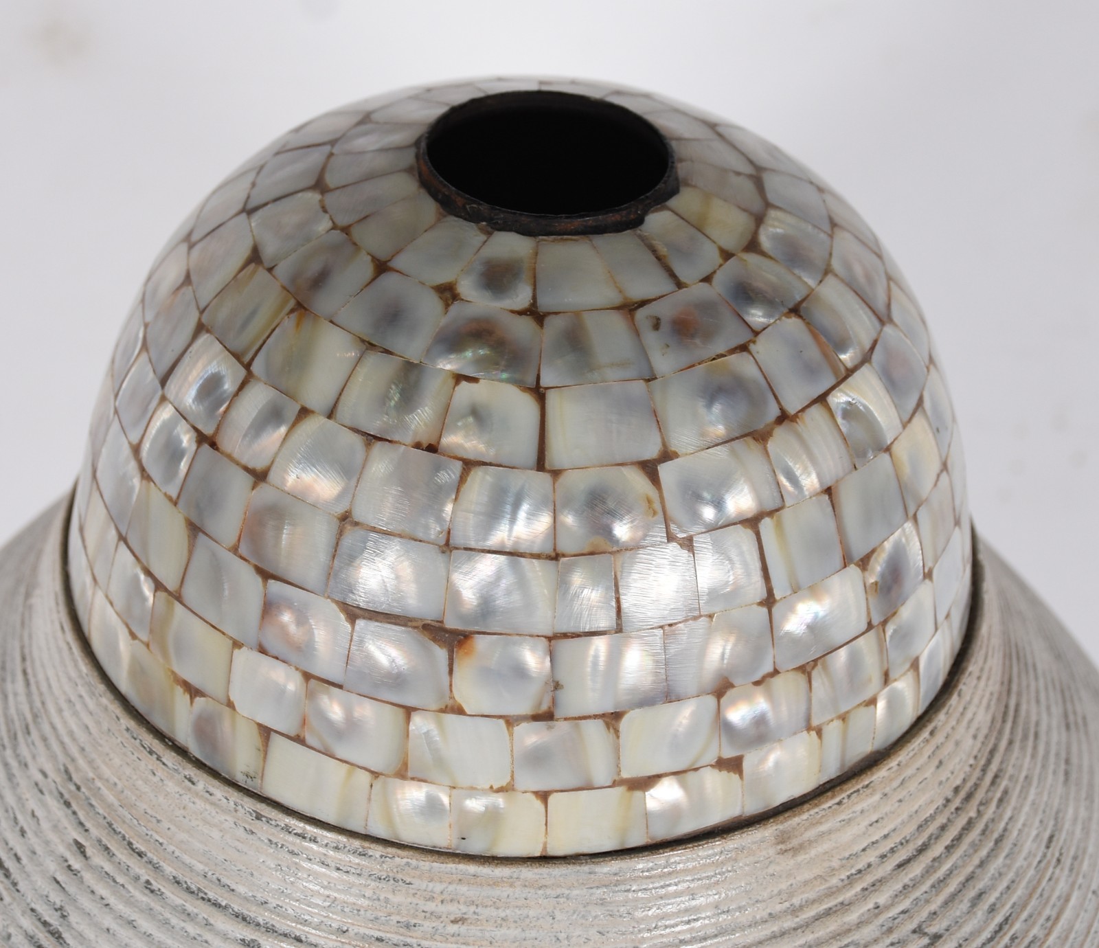 Três peças decorativas de cerâmica sendo vaso com borda de... - foto 5 de 7