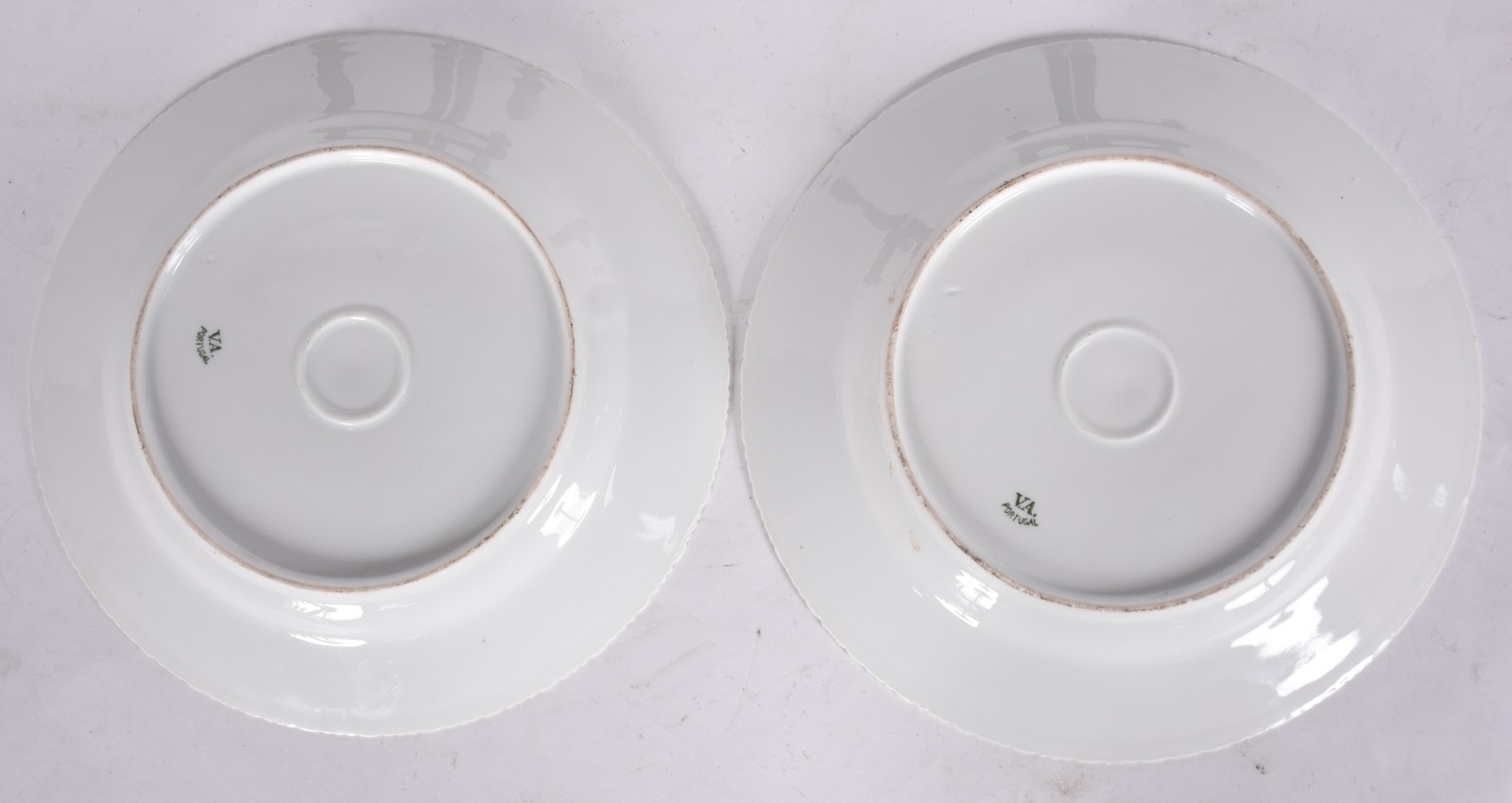 Par de pratos de porcelana portuguesa Vista Alegre decorados com... - foto 2 de 3