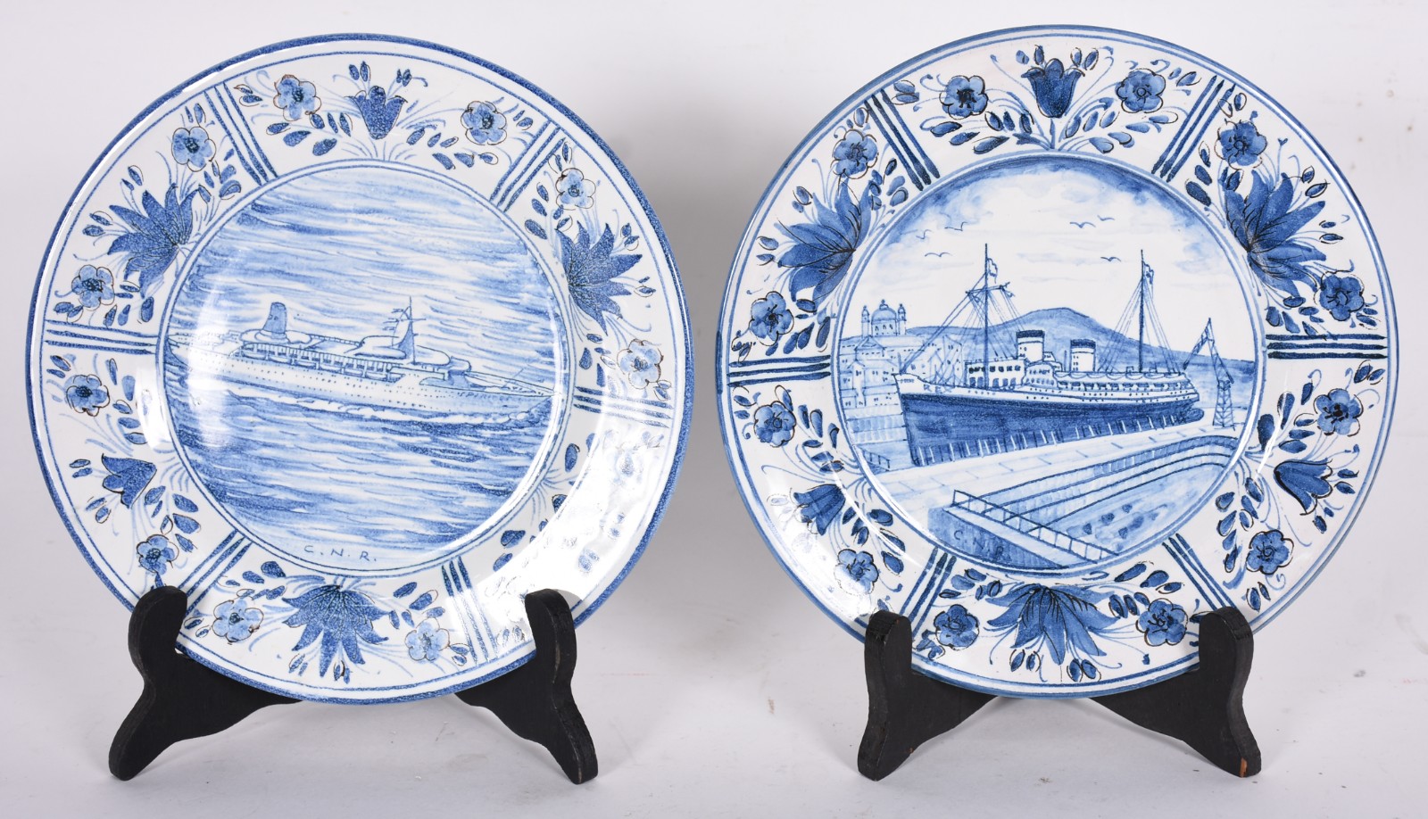 Par de pratos de faiança italiana com motivos marinhos em azul e... - foto 1 de 4