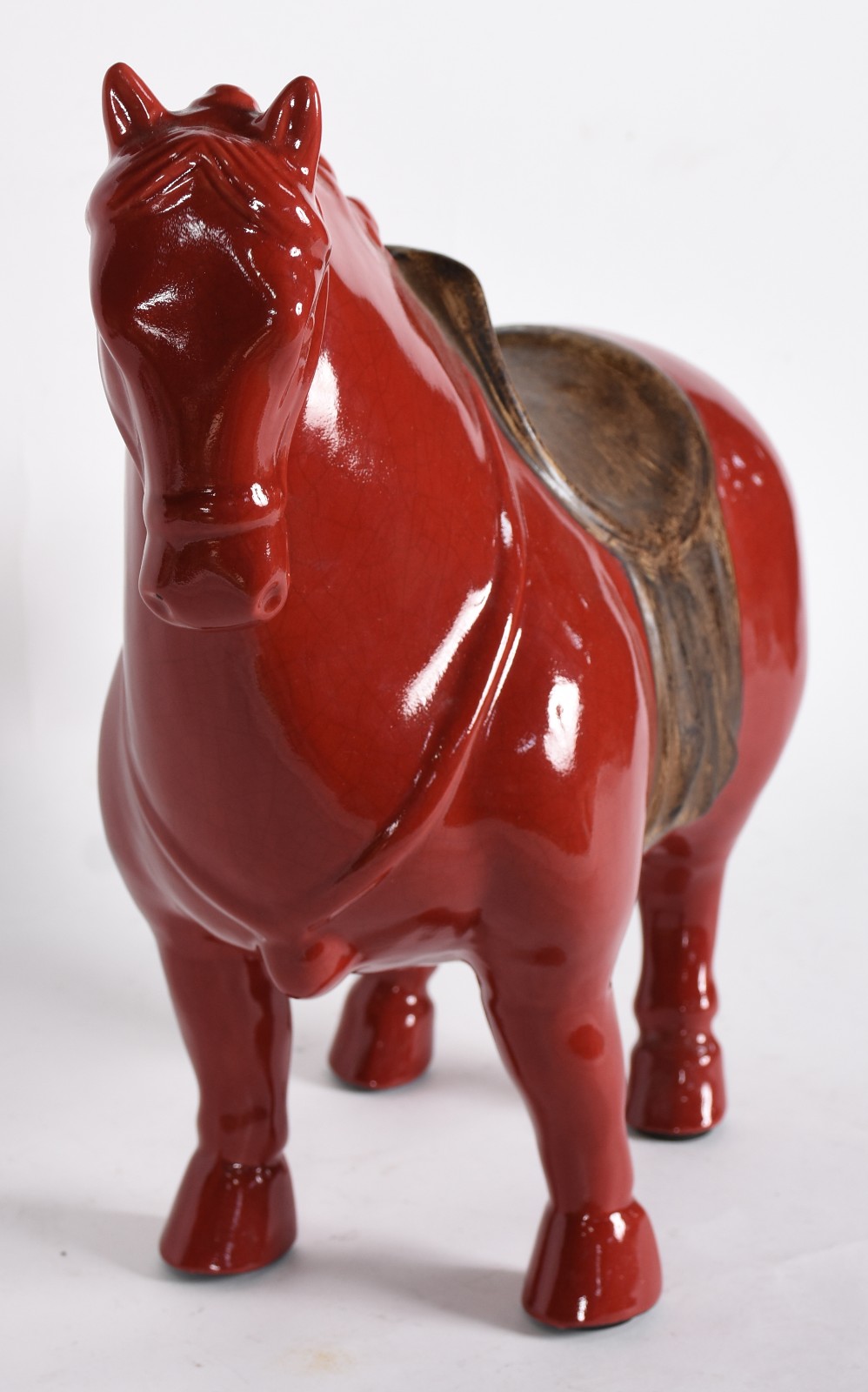 Cavalo de cerâmica estilo oriental na cor vinho. - foto 2 de 5