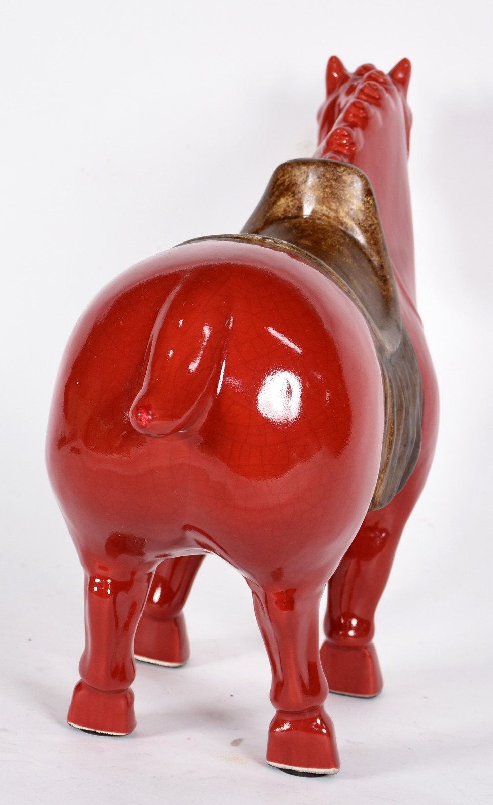 Cavalo de cerâmica estilo oriental na cor vinho. - foto 4 de 5