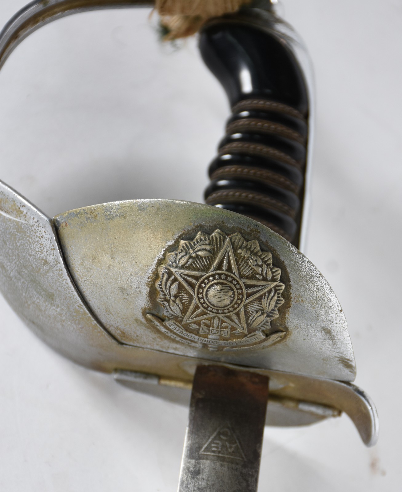 Espada de metal com brazão da república (com desgastes). - foto 1 de 5