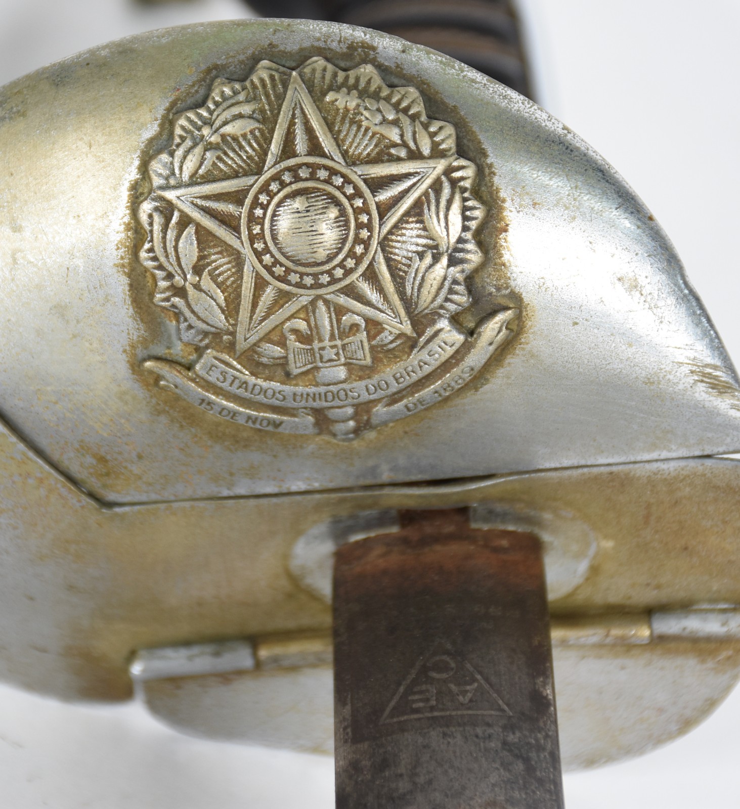 Espada de metal com brazão da república (com desgastes). - foto 2 de 5