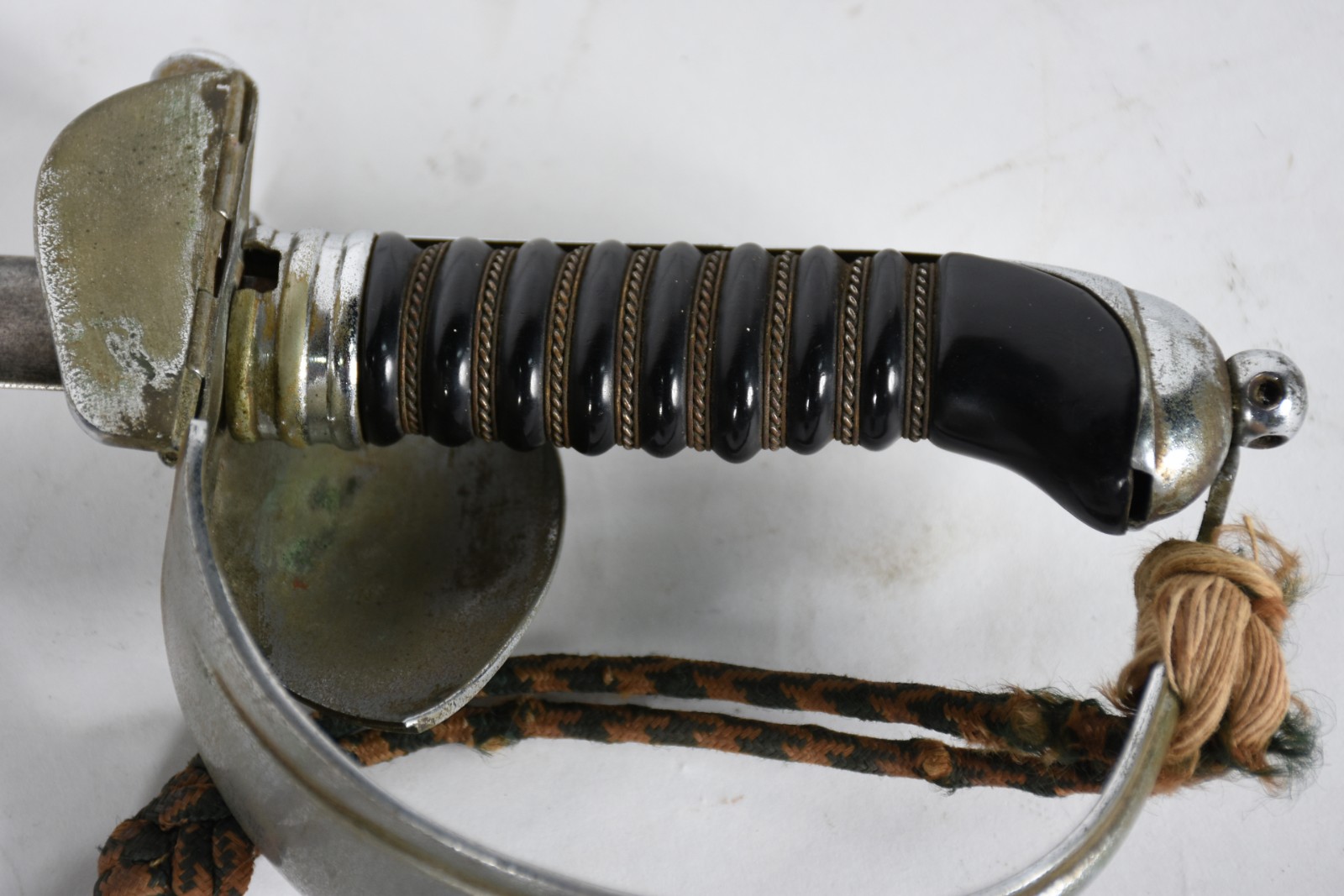 Espada de metal com brazão da república (com desgastes). - foto 5 de 5