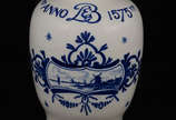 Delft - Decanter em porcelana com decoração e i... - Delft - Decanter em porcelana com decoração e inscrição em azul "Anno LEB 1575" em referência ao ano que a primeira porcelana foi fabric...