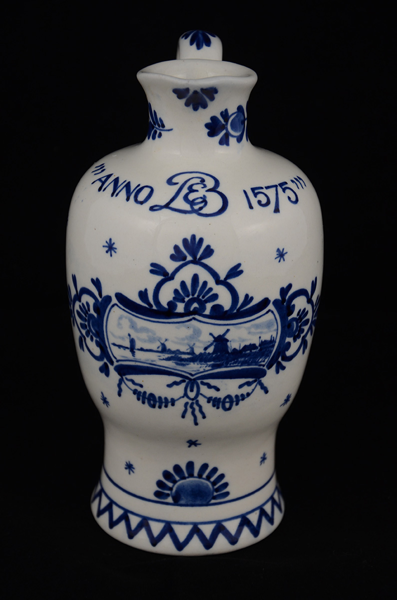 Delft - Decanter em porcelana com decoração e inscrição em azul... - foto 1 de 2