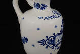 Delft - Decanter em porcelana com decoração e i... - Delft - Decanter em porcelana com decoração e inscrição em azul "Anno LEB 1575" em referência ao ano que a primeira porcelana foi fabric...