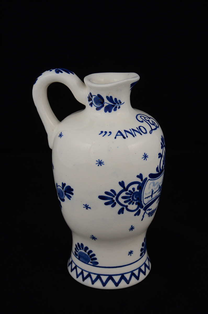 Delft - Decanter em porcelana com decoração e inscrição em azul... - foto 2 de 2